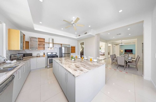 Malmok Villa | Spacious 7BR Seafront Villa at Blue Door House by Bocobay