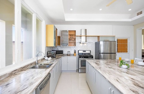 Malmok Villa | Spacious 7BR Seafront Villa at Blue Door House by Bocobay