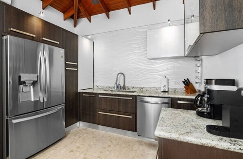 Esmeralda House | Spacious 7BR Island Retreat with 8 Beds of Comfort at Sotto del Sol by Bocobay
