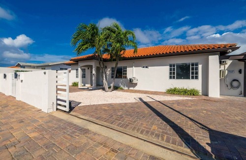 Esmeralda House | Spacious 7BR Island Retreat with 8 Beds of Comfort at Sotto del Sol by Bocobay