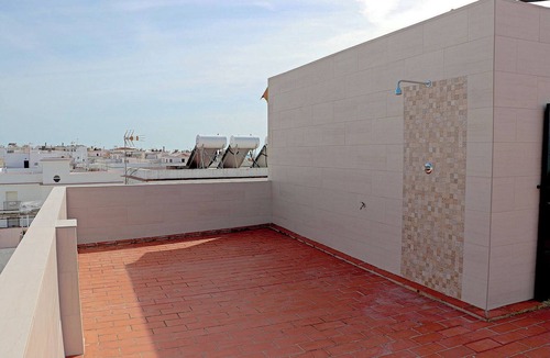 Conil de la Frontera City Center Apartment | Spacious and bright apartment with Wi-Fi