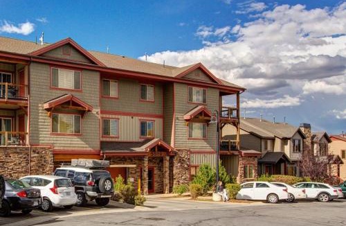 Bear Hollow Village House | Spacious condo with community pool & hot tub mountain views centrally located