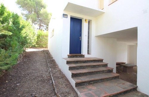 Llanca Villa | Spacious Villa with Garden Near the Beach