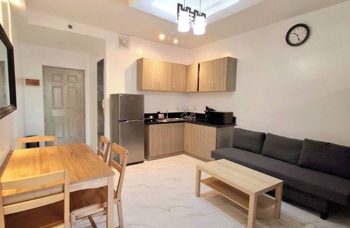 Ermita Night District Apartment | StayLuxia Studio with Kitchen, Sofabed, WiFi, Pool Netflix AC in vibrant Manila