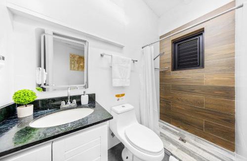 Esmeralda Apartment | Steps To The Beach Stylish Equipped Getaway
