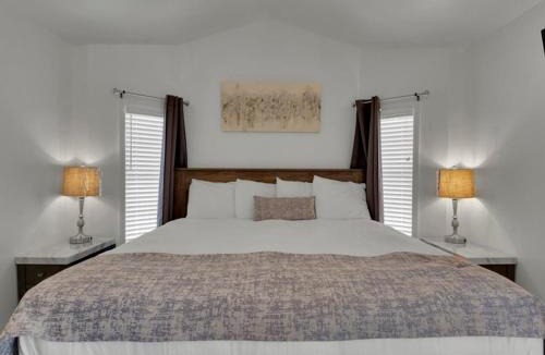 Pigeon Forge Ski Chalet | Studio Model Home with Parking
