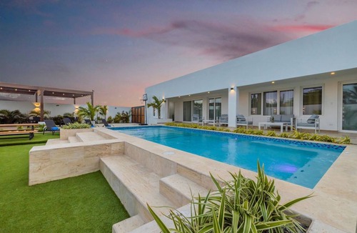Noord Villa | Stunning 6-Bedroom Villa in Aruba