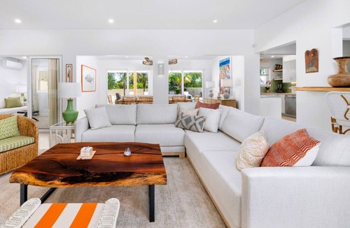 Malmok Villa | Stylish 4-Bedroom Seafront Getaway at Pelican Beach House by Bocobay