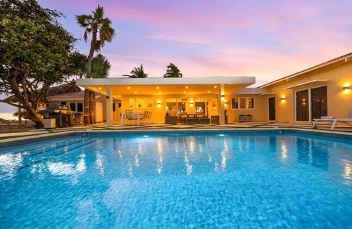 Malmok Villa | Stylish 4-Bedroom Seafront Getaway at Pelican Beach House by Bocobay