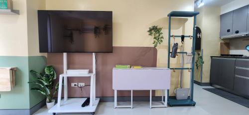 Pinagsama Apartment | Stylish Condo that fits 7 with Washer and Fast WiFi Long Stay Ready and Family Friendly Suite