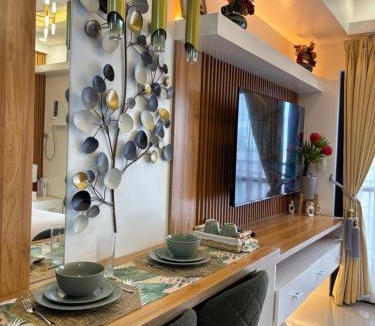 Davao Bed & Breakfast | Stylish Studio unit at the 6th floor with Balcony and City view with High-speed internet