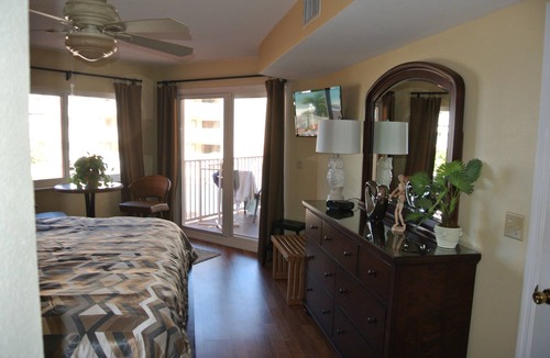 Indian Shores Condo | Swedish owned Spacious Condo with view over the large pool area and the beach