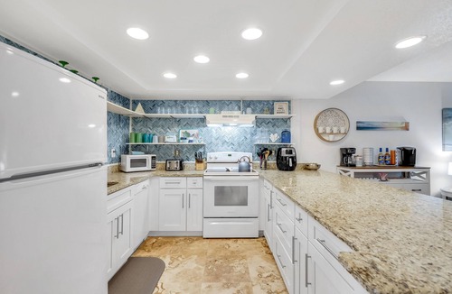 Crescent Beach Condo | The Beach Pad~5 Min Walk to Beach~Pool-Boat Access