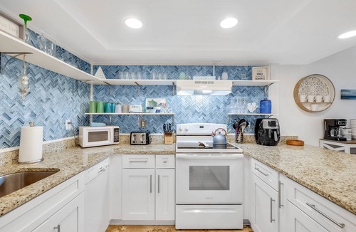 Crescent Beach Condo | The Beach Pad~5 Min Walk to Beach~Pool-Boat Access