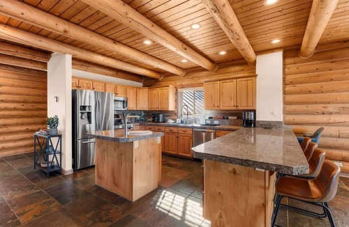 Summit Park House | The Crestview Cabin Golf Simulator & Hot Tub