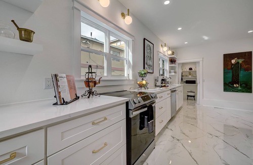 Downtown Historic District House | The Gatsby Mansion/Heated Pool/Heart of Town