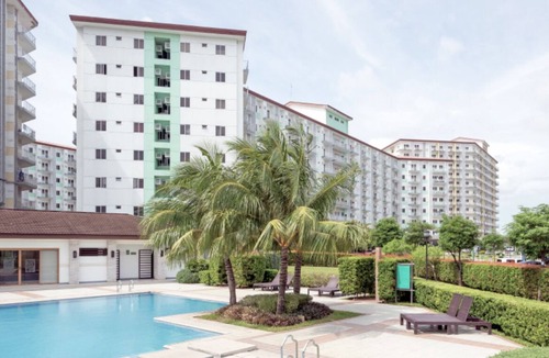 San Dionisio Apartment | Traveller Condo Suite 2-bedroom with AC, fitness room, Pools, WIFI and Netflix