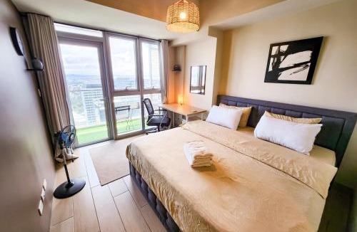 Bonifacio Global City Apartment | Travellers Haven 3br BGC, Bathtub, XBOX, 200mbps