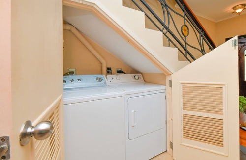Gold Coast House | Tropical-inspired Condo, 3 min. drive to beach!