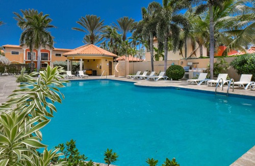 Gold Coast House | Tropical-inspired Condo, 3 min. drive to beach!