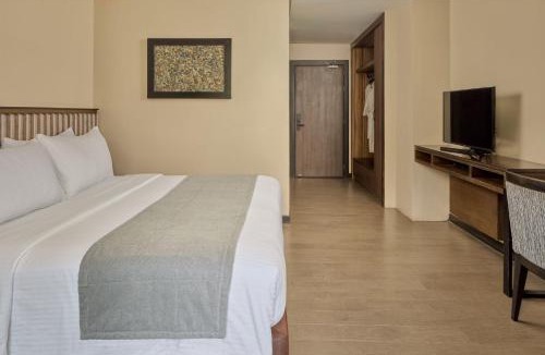 Coron Town Proper Hotel | Two Seasons Coron Bayside Hotel
