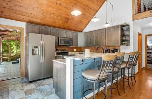 Old Fort House | Updated Classic Cabin, Private Community and Hot Tub