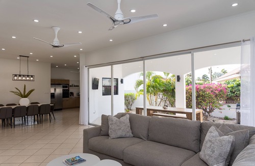 Esmeralda Villa | VILLA LUMA - 2 min to Beach, Exclusive 3 Bedroom Villa in Malmok, Noord