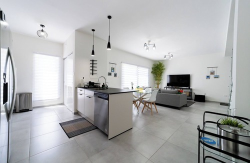 Gold Coast Condo | Villa Tramonto Modern 3BDR near the beach