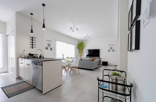 Gold Coast Condo | Villa Tramonto Modern 3BDR near the beach