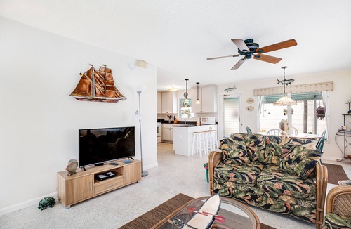 Little Venice House | Waterfront Cottage: 60-ft. dock, Fish Station, free WiFI, 3 TVs & washer/dryer