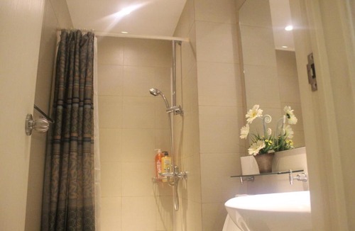 Don Bosco Apartment | Wavepool 1BR Unit @ Azure Residences Near NAIA & Mall