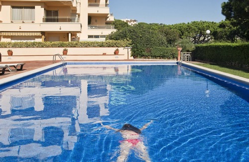 Sant Feliu de Guixols Apartment | WI-FI, sea view and terrace; huge garden and swimming pool in the complex