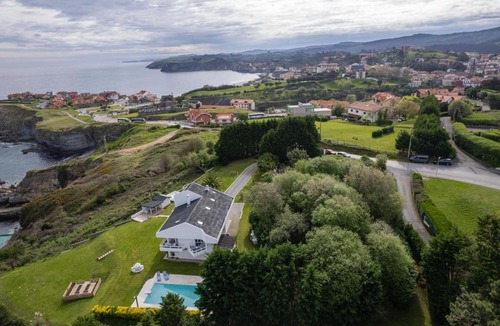 Comillas City Center Villa | Wishome-Gran casa con jardín y piscina, en Comillas