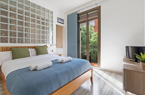 El Camp de l'Arpa del Clot Apartment | Your Barcelona Base: Cozy Apt by Sant Pau & Metro w/AC & Balcony