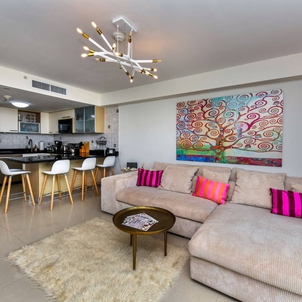 Beachfront Oceania 2BR condo on crystal-clear waters &white sands of Eagle Beach
