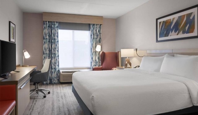 1 King Bed with Sofa bed | Easy access to Airport + Gym, Indoor Pool & Breakfast in Albuquerque