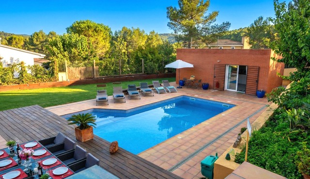 10 minutes by car from Sitges. Villa María. View. Comfortable. A/C.