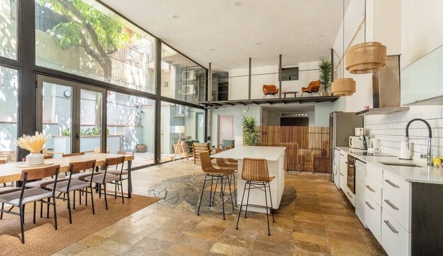 12 guests Private garden Duplex next to LasRamblas