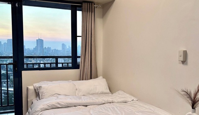 19F Stylish 1BR Air Residences | Balcony, WiFi, Netflix, City View +24/7 secure!