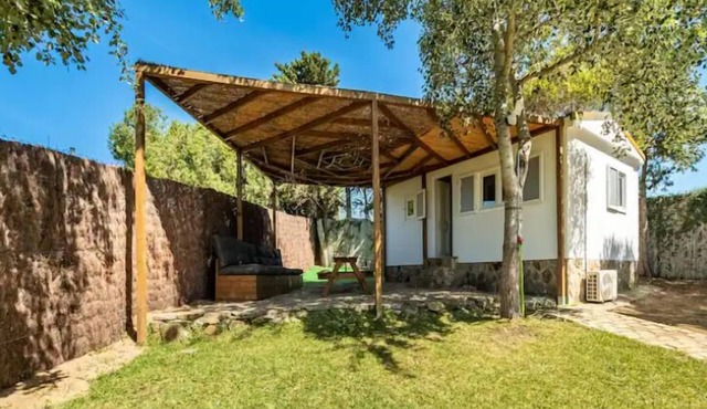 2-bedroom apartment in serene Bolonia with AC