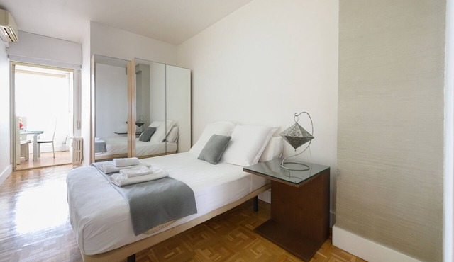 2 Bedroom Apartment with City Views - Comfort and Style in Madrid