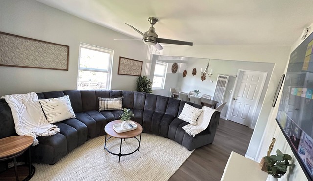 3-bedroom/7 bed/1bath house near DTLA/Universal Studios/Disneyland/Hollywood.