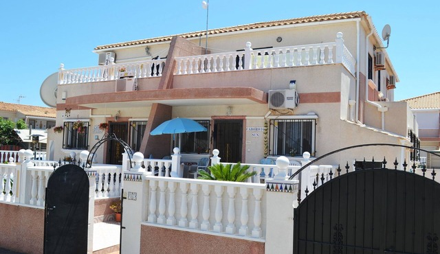 3-Bedroom Holiday Home Wifi Communal Pool Walking Distance To Beach &Restaurants