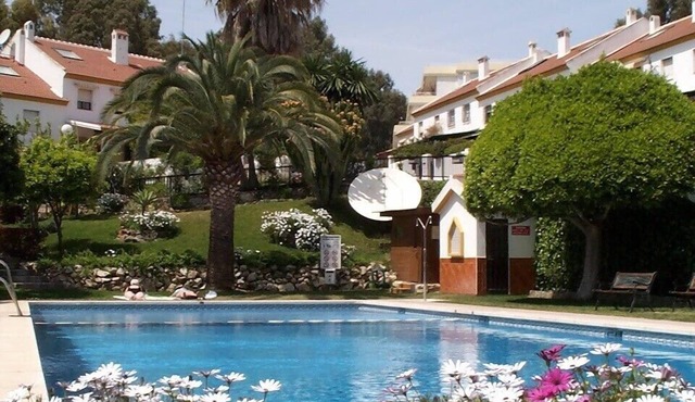 3 bedroom villa in Golf Resort, quiet, walking distance to beach, parking, pool
