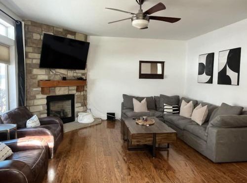 4 Bedroom 3 Bathroom and Hot Tub Minutes from Slopes