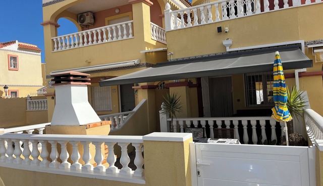 Air-conditioned 2 bedroom villa in Orihuela Costa with pool and sea 1 km