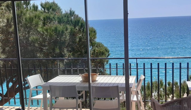 Air-conditioned corner apartmentSplendid views.FREE WIFI. ON THE BEACH 🏖️.