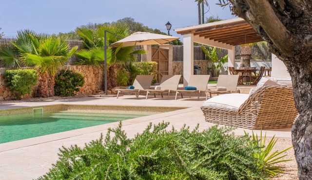 Air-Conditioned Home Close to Beach with Beautiful Design, Pool, Terrace, Garden & Wi-Fi