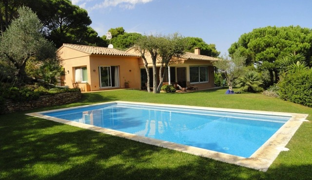 Airy house. Private swimming pool. Sea view.