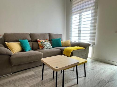 Apartamento nuevo, 2 dormitorios, patio y garaje